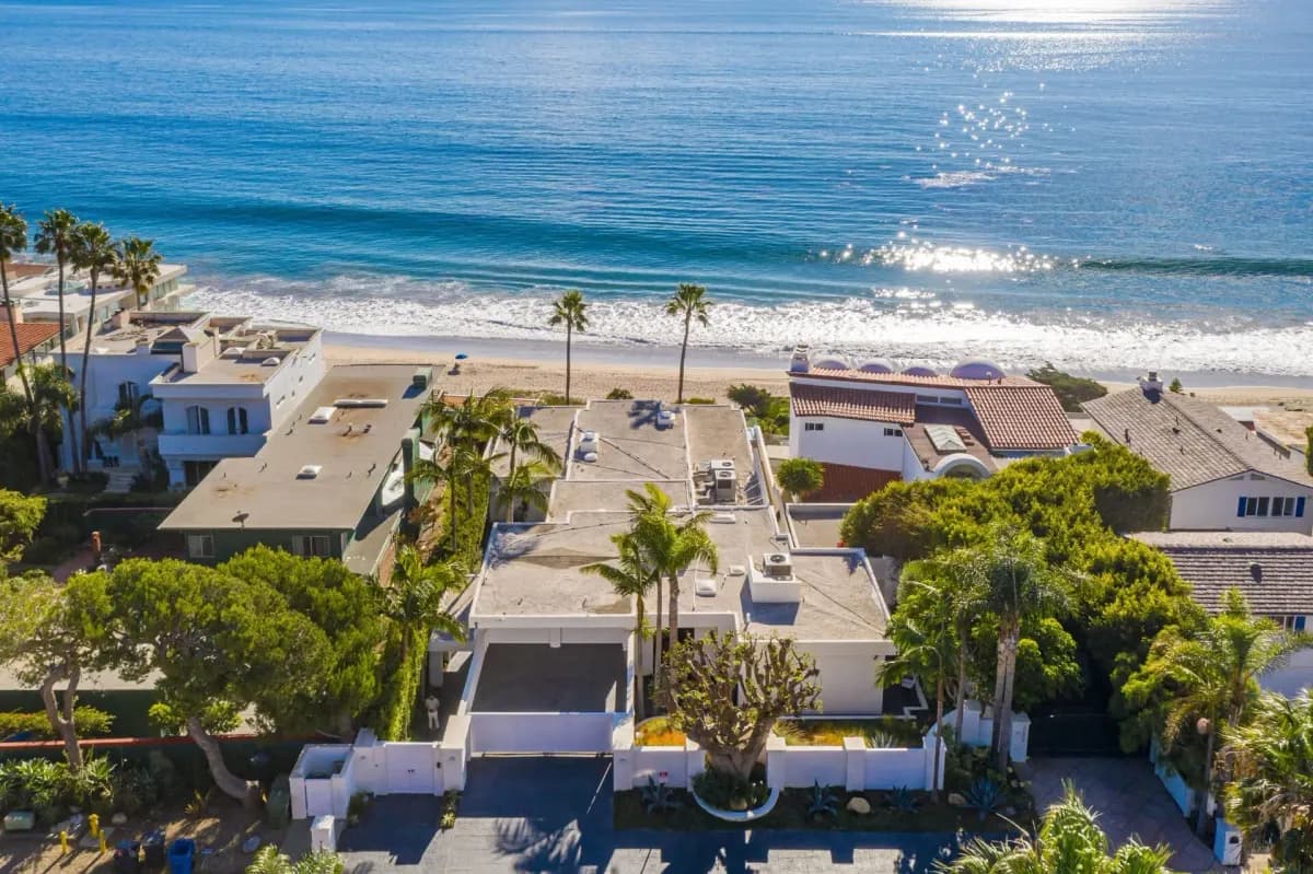 Carrara Beach House - Thumbnail 2