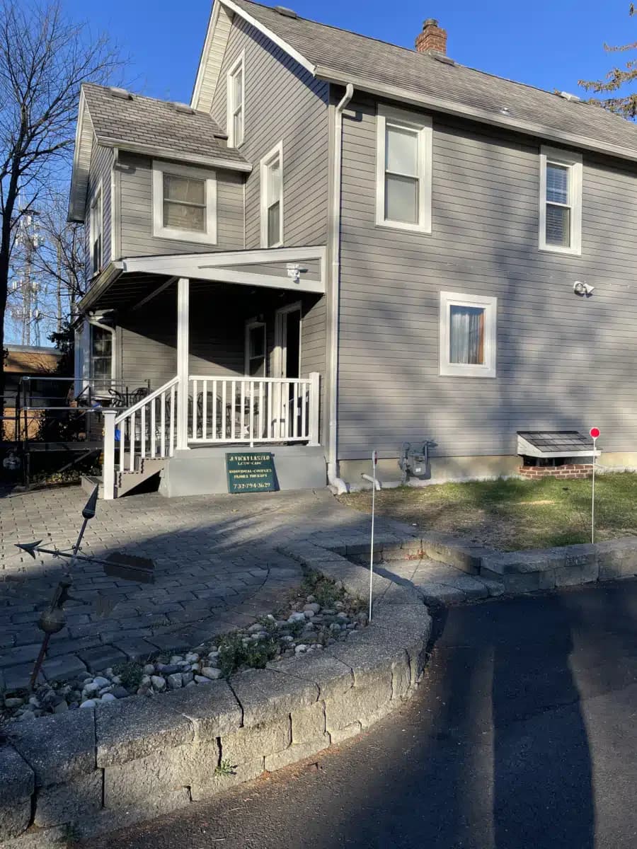 Laszlo Center 4 Hope and Healing - Thumbnail 3