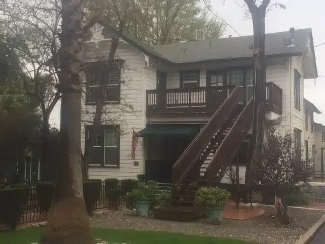 Whiteside Manor - Thumbnail 3